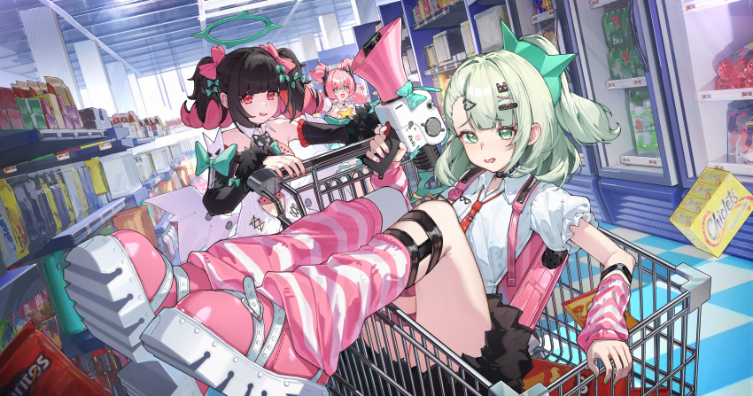 Персонажи в супермаркете